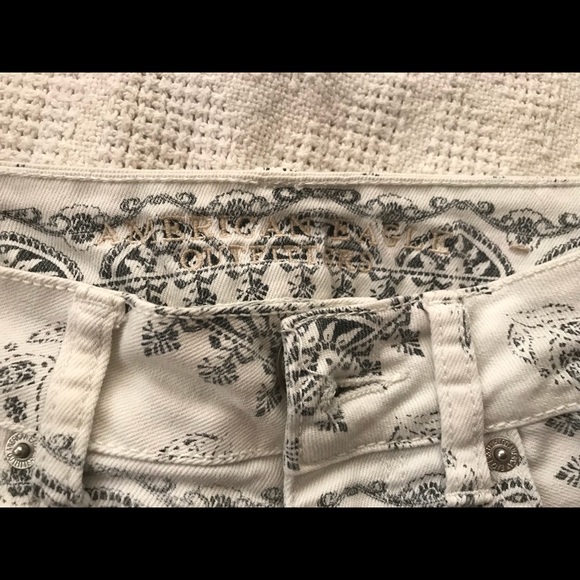 American eagle black and white shorts size is 00 - Picture 6 of 7